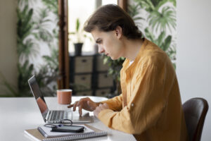 Praca zdalna vs hybrydowa